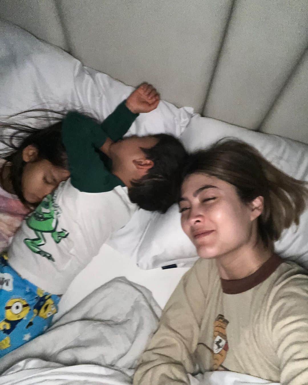 マギー・ラースリー・バーレンシエガーのインスタグラム：「จับออกห่างแปปเดียวก็กลับมาสภาพแบบนี้ตลอด 😅」