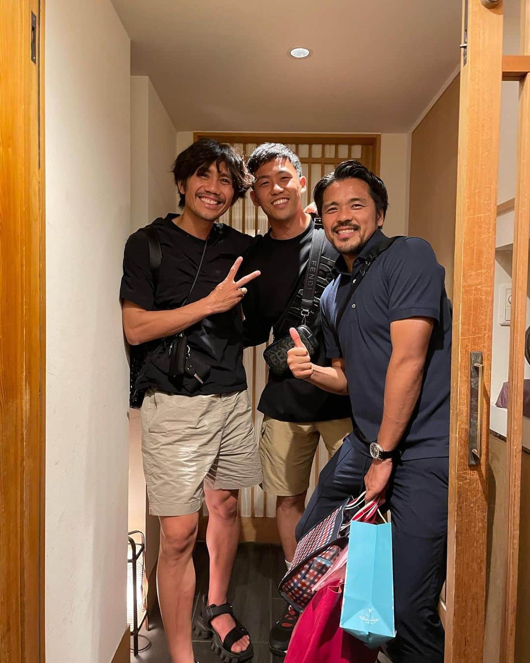 のインスタグラム：「やっぱり最高やった。  またパワーみなぎった。  いつになってもどこにいっても一生仲間。  慎三、航ありがとう。  #仲間#最高#興梠慎三#遠藤航」