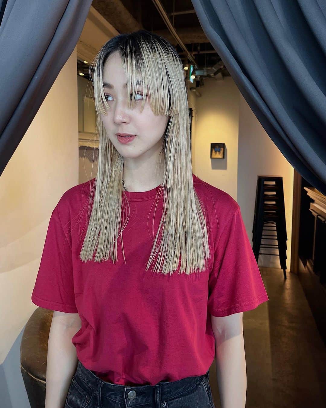 佐々木香奈のインスタグラム：「design cut   バツバツッとサイドをブラントに✂︎ アレンジもカッコよくキマります  前回染めてから3か月たったカラーも 根本が伸びてきて良い感じ◎ 伸びてきてもラインぽくならず 良い感じのグラデーションに なるように テクニック入れてました✌︎ そのワンテクとベースが綺麗に作れてるから 放っておいてもカッコ良さ持続◎」