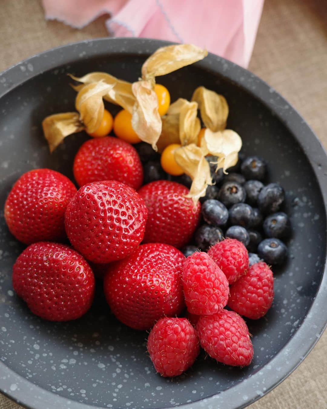 アン・カーティスのインスタグラム：「Wishing you all a berry-fic week! Happy Monday 🍓🫐 so sweet! Thank you @upperhouse_hkg 😘」