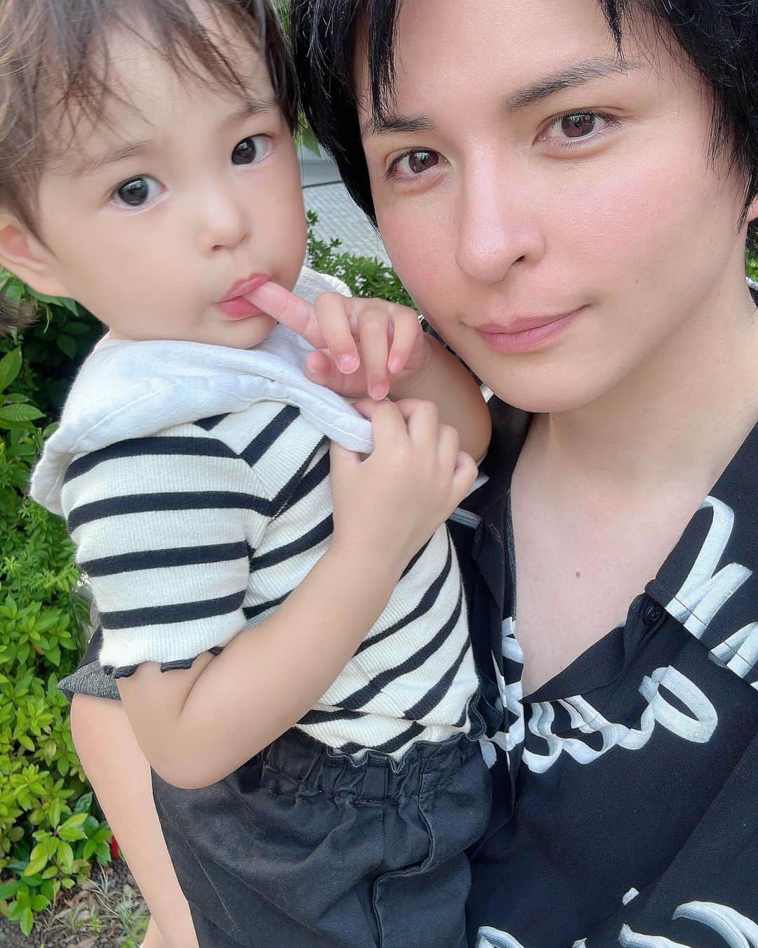 三科光平のインスタグラム：「来月で２歳になる娘とデート👧 ママとパパどっち似だと思いますか❓コメント欄に是非✨ 最近は一緒にTikTokライブもしてます😊 ⁡ ⁡ ⁡ ⁡ ⁡ ⁡ #美容師 #親子 #娘 #1歳11ヶ月  #カップル #デート」