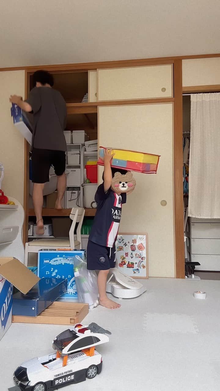 のインスタグラム：「4歳息子と､2人目妊娠中の4人家族で引越し準備📦🔥💪🏼 今日は子ども部屋をみんなでお片付け〰️とっても自由な息子とパパが可愛い。笑  #マタニティライフ #男の子ママ #男の子パパ #2人目妊娠中 #インテリア #子ども部屋 #引越し #instagram #instadaily #instalike #instagood」