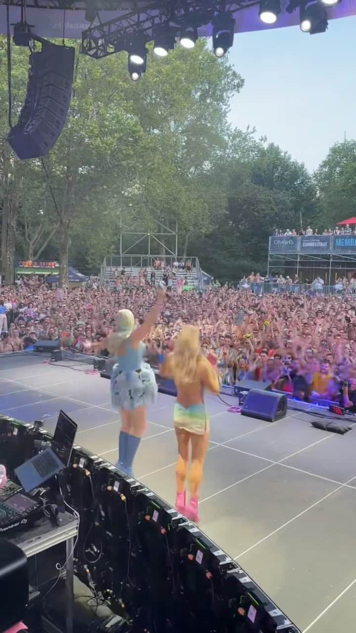 のインスタグラム：「🌈💗🪩So honored to perform at the first-ever #Pride concert in Central Park for @DreamlandPride! 💗💕Such an iconic night celebrating the LGBTQIA+ community 💖✨🌟 #SummerOfSliving 🔥」