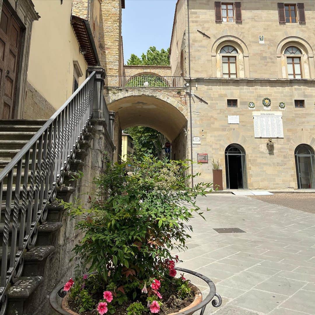 水原恵理のインスタグラム：「この小さな小さな村で、ダビンチに多大なる影響を与えた人物が生まれました。  #BSテレ東 #イタリア出張 #イタリア特番 #イタリア特番7月29日放送」