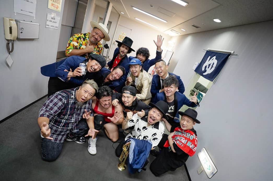 上江洌清作のインスタグラム：「WWWtour 2023  初日大阪‼️  難波ハッチ  with DOBERMAN‼️  お互い25周年…  相変わらずご機嫌な音楽を続けていてリスペクトでございます🎵  制限無しの通常運転のライブハウス、それはそれは素晴らしい景色でした🥹  大合唱の模様はオフィシャルからUPしてもらいますね  @mongol800_official   アンコールでは  DOBERMAN800の新曲も🫣⁉️  あの名曲も披露できて嬉しかった🫣  #ドベパチ #800MAN  11月のWWWもよろしくお願いします。  またすぐ遊びましょう❣️  #mongol800   #モンパチ」