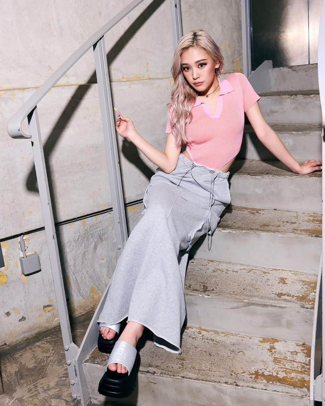 nutsのインスタグラム：「𝗕𝗟𝗢𝗡𝗗𝗘𝗬 × 𝗻𝘂𝘁𝘀 @blondey_official   リブニットボディスーツ ￥3,960  ドローストリングロングスカート ￥5,940  トラックソールサンダル ￥6,930  Model @seika____official   Photographer @yutomono9   Hairmake @toyoda_madoka」