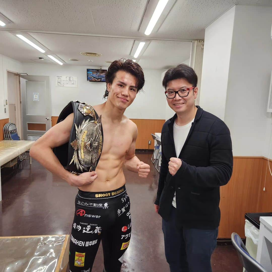 鈴木芳彦さんのインスタグラム写真 - (鈴木芳彦Instagram)「昨夜はSHOOT BOXINGを御視聴頂きありがとうございました！こういう時に限って移動が上手く噛み合わず予定より大幅に遅れて途中から放送席に座る形になってしまいました。申し訳ございません。OFG戦から実況しましたが新しいSBの戦いが見られましたし、後でもう一度確認した所、山田ツインズがボディーで仕留めたムエタイ選手達はランカー達でやはりタフな相手だったそうです。そして海人選手！世界王座も掴み取りました！U-NEXTではGLORYも中継していますので是非U-NEXT内でSBから世界に挑む姿を見たいですしお伝えしたいです！おめでとうございました！ #SHOOTBOXING #格闘技 #海人 #鈴木芳彦」6月26日 11時28分 - suzukiyoshihiko0430