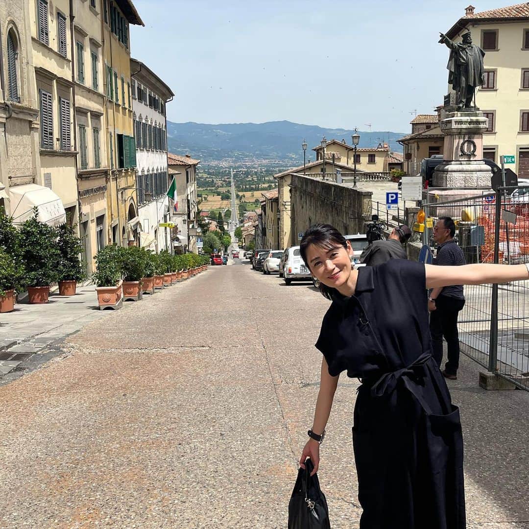 水原恵理さんのインスタグラム写真 - (水原恵理Instagram)「フィレンツェから車で1時間半ほどの小さな村アンギアーリ  ダビンチの描いた「アンギアーリの戦い」の舞台です。  我々の目的地は、この長い一本道の先にある村です。  #BSテレ東 #イタリア出張 #イタリア特番 #イタリア特番7月29日放送」6月26日 11時29分 - erimizuhara