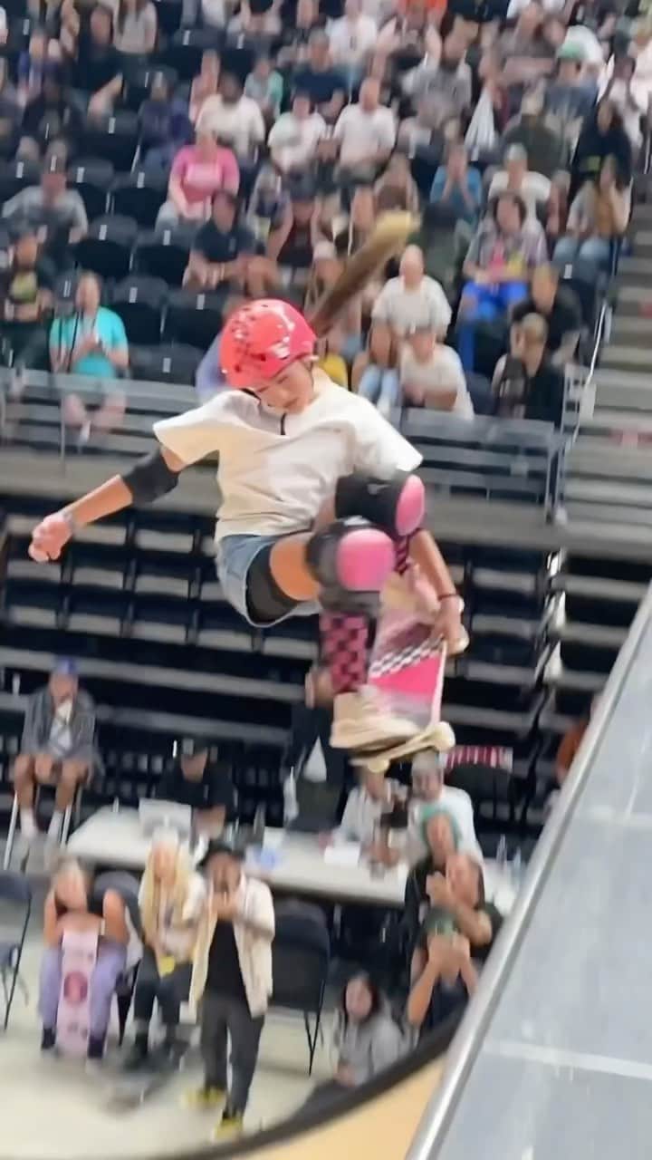Skate Crunch (OG)のインスタグラム：「Wow 👀 @arisa_trew pushing the boundaries of skateboarding to become the world’s first female skateboarder to land a 720 at @thvertalert 💪🏼🤩👍🏼  📹 @g1mpy  ♻️ @xgames #XGames」