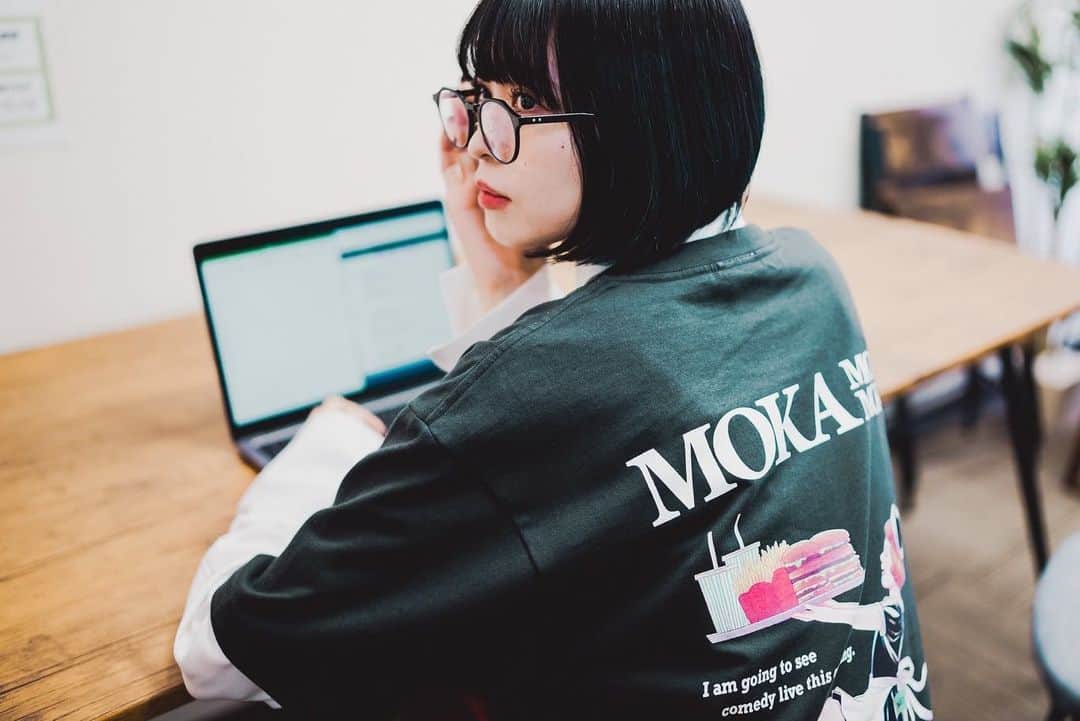 のインスタグラム：「@mokamokamoka_official   お笑いライブが好きな人のためのファッションブランドMOKA MOKA MOKAのモデルをしました👌  #mokamokamoka」