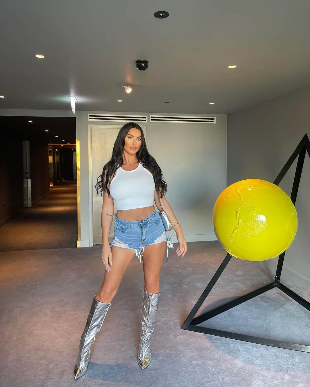 アリス・グッドウィンのインスタグラム：「It’s giving hot girl summer 😃」