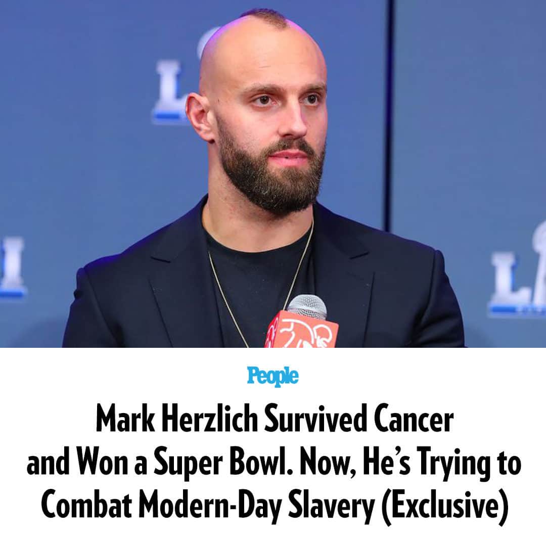 People Magazineさんのインスタグラム写真 - (People MagazineInstagram)「Mark Herzlich is no stranger to daunting challenges. While a college football player at Boston College in 2009, he was diagnosed with Ewing's sarcoma, a rare form of bone cancer. He survived, and was back on the field in 2010.  In the NFL, he was drafted by the New York Giants — and was a key member of the 2011 team that overcame a lackluster regular season to win the Super Bowl. Recently, Herzlich joined the International Justice Mission (IJM) as the director of athlete and influencer partners.   His mission: to end modern-day slavery.  Tap our bio link to read more. | 📷: Rich Graessel/Icon Sportswire」6月26日 2時45分 - people