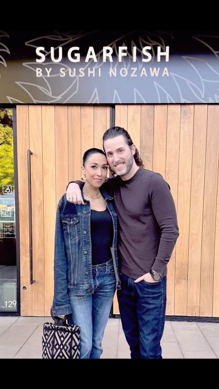 ジョシュア・デイビット・エバンスのインスタグラム：「After years and years of working towards some incredibly big life changes, we finally did it! Let’s just say we’re not living at my mom’s house anymore. We’re full time adulting these days.   My old life knocked me down to a point where I thought I’d never be able to get back up and truly live a happy and healthy existence again. Those days are over. Pamela stood with me every step of the way. More fun updates to come! We’re keeping our new life closer to the chest, but we’d love to give a few guarded and simple life updates in the coming weeks!   To celebrate such big life changes, we went to our all time favorite sushi spot, @sugarfishbynozawa 🍣, with our amazing friends Dono and Excelle. Work hard on yourself, everyone. It’ll be worth it and you’ll be stronger and more at peace than you ever imagined.   #life #newbeginnings #oldfriends #newresponsibilities #sushi  #ILookLikeABoyBandViking #YoungStevenSeagal」