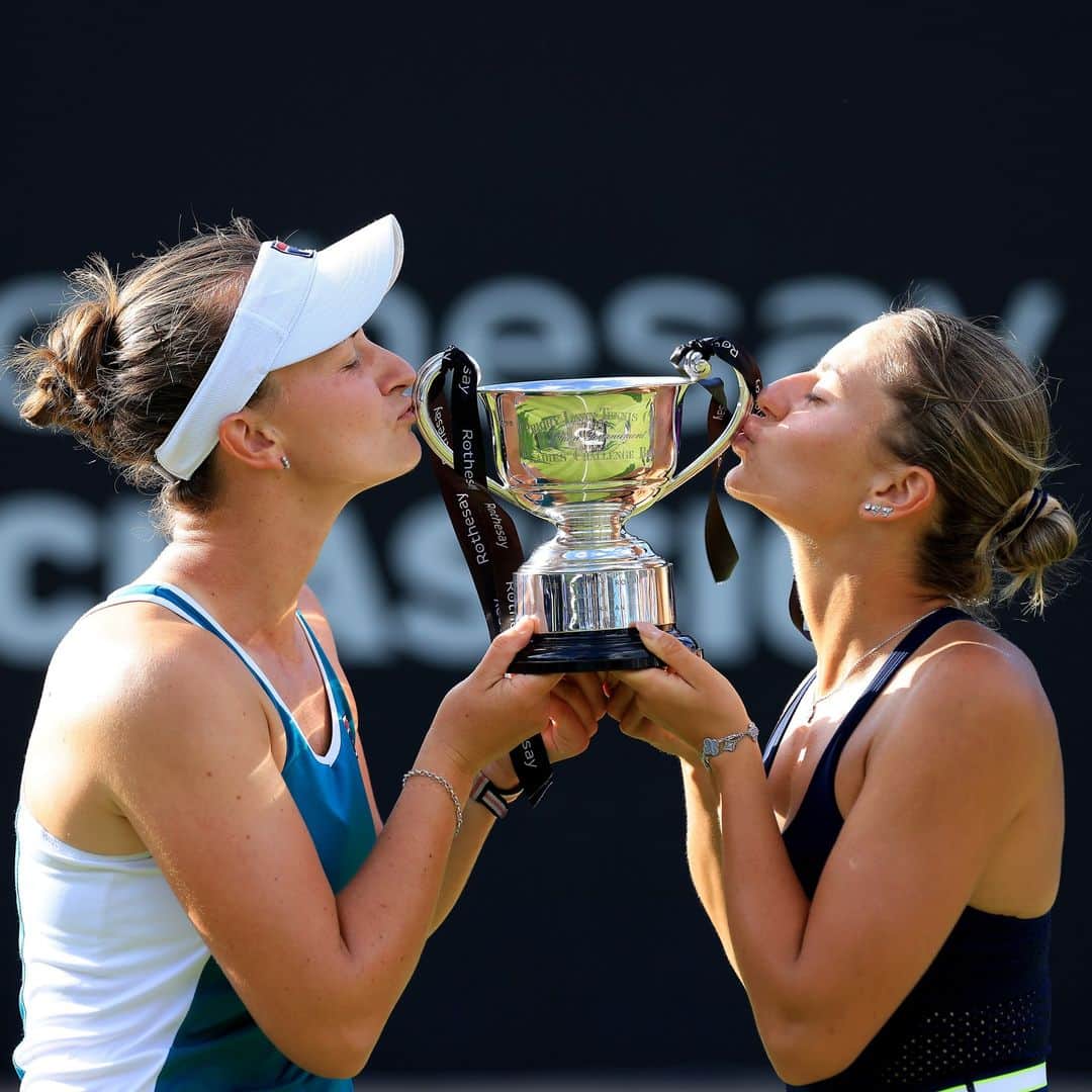 WTA（女子テニス協会）さんのインスタグラム写真 - (WTA（女子テニス協会）Instagram)「Rothesay Classic Dubs Champions! 👏 🏆  @bkrejcikova and  @martakostyuk defeat Parks and Hunter 6-2, 7-6(7) to take home the title at Birmingham!   #RothesayClassic」6月26日 2時55分 - wta
