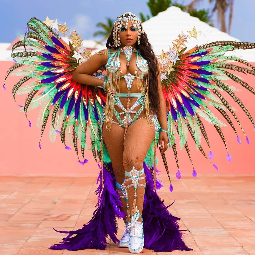 アシャンティのインスタグラム：「Thank you @Bermuda for an amazing first visit!!!! It won’t be my last! I had a blast jumping with @carnivalinbermuda 😜💃🏽🇧🇲🇧🇲🇧🇲🌴🌴🌴❤️  📸: @nhuribashir @btainsigh Costume @novamasintl  - NOVA Mas International  @Alejandro_x_alejandro  - @Alejandrogomez  Makeup: @theresafrancine and Oneka @makeupofaces  Hair: Danielle @lacewigs_bda #GoToBermuda」