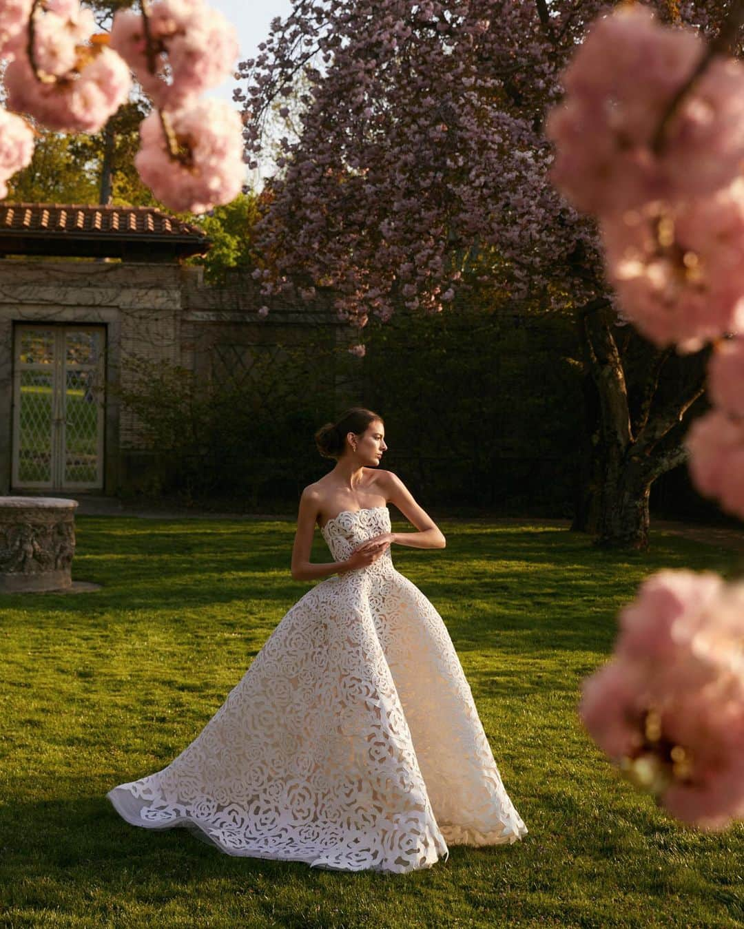 オスカーデラレンタさんのインスタグラム写真 - (オスカーデラレンタInstagram)「Step into the modern fairytale of #odlrbridal, a whimsical storybook imagined for the romantic.   Discover the collection at the link in bio.」6月26日 3時02分 - oscardelarenta