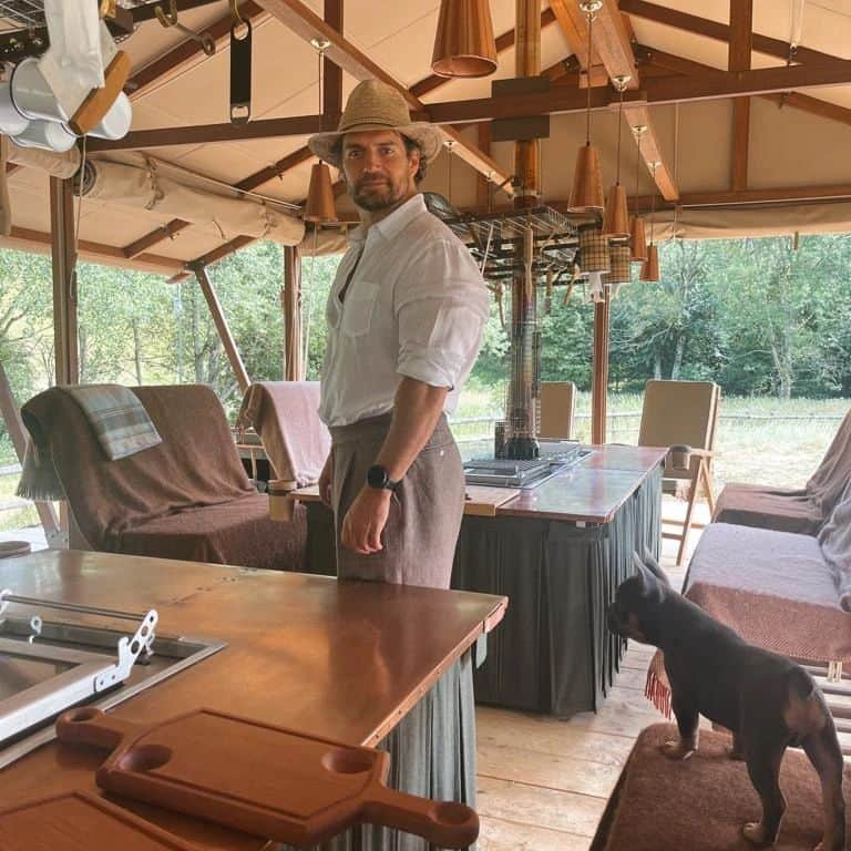 ヘンリー・カヴィルさんのインスタグラム写真 - (ヘンリー・カヴィルInstagram)「In my happy place this Sunday, cooking away in the Wild Kitchen with my lady and my hounds. I just wanted to take a moment to say, officially, to the fans I met and stood in front of in Brazil, and Poland recently, that you have touched my heart. Thank you so very much. I want you to know that you are greatly appreciated. Thank you.   #Brazil #Poland #SundayCooking」6月26日 3時15分 - henrycavill