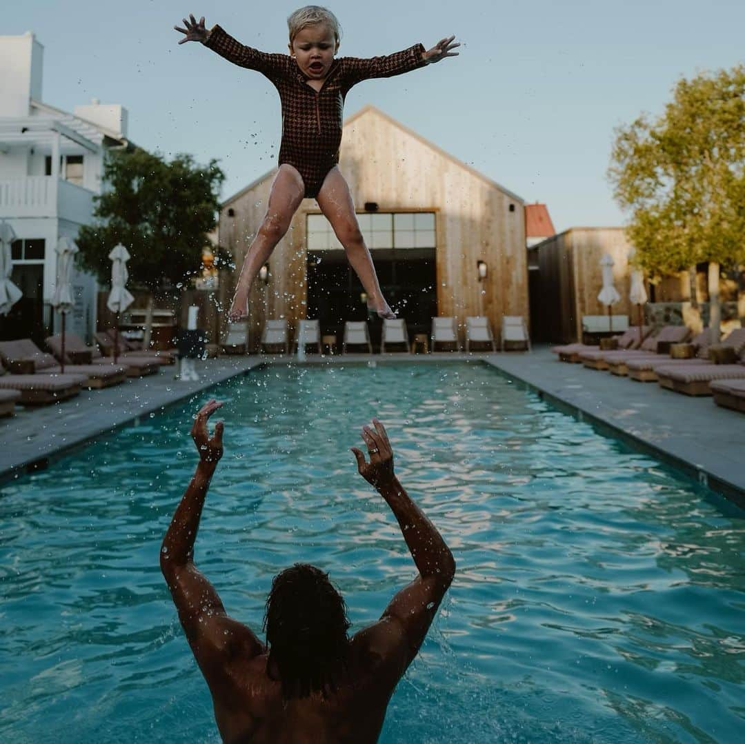 エリック・クリスチャン・オルセンのインスタグラム：「Crowd sourcing Best captions for our anniversary dream stay at @aubergeresorts at @matteistavernauberge. 1).Exhibit A for Child services 2).Love is Love. Don't fight the gravitational pull of those crystal blues 3).We 'bout to drop the sickest country mix tape of 2023 4).Can this be my Breakfast spot forever. 5).Selftape Baywatch audition from the pool deck 6).Don't need the DNA test 7).Hair also styled by pillow 8).Our commune pamphlet cover. Who's in? All photos by my shared brain @nikkireed」