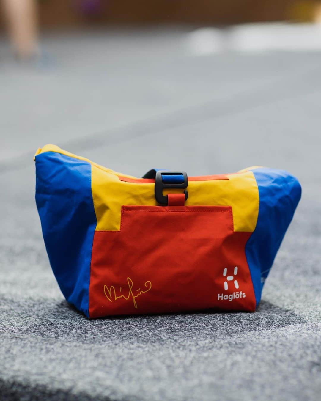 マチルダ・セーデルルンドのインスタグラム：「I designed a (chalk) bag for @haglofs 😍 Together with @sigridschiotz I got the opportunity to design a bag (that also works as a boulder bag), all from leftover material ☺️  When I started climbing 20 years ago I dreamt of designing clothes and products for climbing. My sister and I used to draw our designs for different collections 🤓 I’m so excited about this project - thanks @haglofs 🙏 Maybe more to come in the future… 😉  The bag was made in a limited edition and you can win one - check out my story on how to take part! 💛  #haglofs #outsidersbynature #climbing #bouldering #klättring」