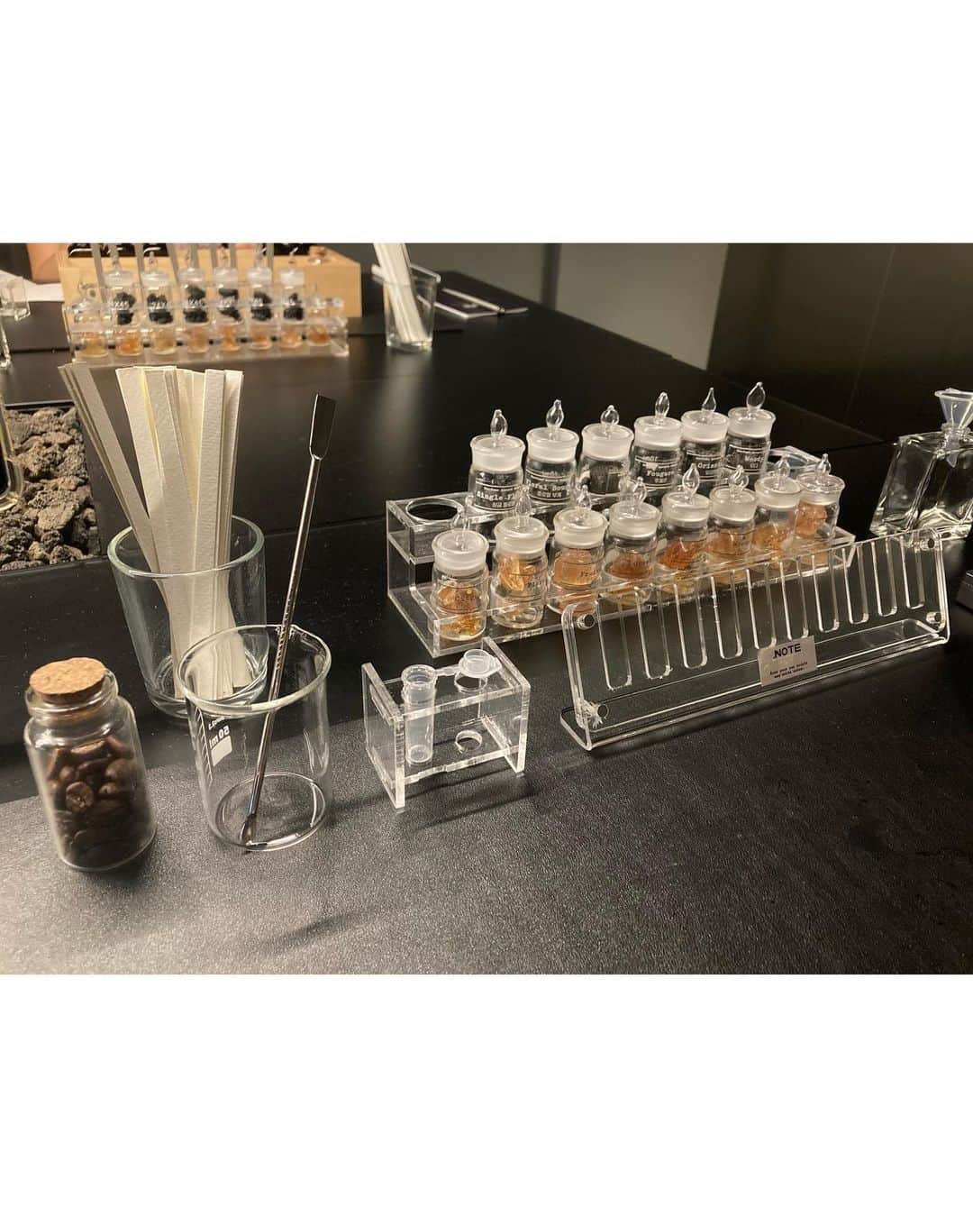 李起林さんのインスタグラム写真 - (李起林Instagram)「#협찬 강남 향수공방 닷노트에서 나만의 향수 만들기💕 모든 제조과정을 직접 해보는건 처음이었는데 동영상을 보면서 만드니까 쉽게 따라 할 수 있었어요😍 베이스로 비슷한 향을 골라도 추가 재료와 양에 따라서 향이 확 달라져서 신기하더라구요🤭 ⠀ 일주일정도 숙성시켜야 향이 더 좋아진다고 해서 꾹 참고 기다리는 중인데 빨리 뿌려보고 싶어요😆❤️ ⠀ #강남향수공방 #서울향수공방 #강남역데이트 #신논현역데이트 #강남역놀거리 #강남데이트 #공방데이트 #강남원데이클래스 #서울실내데이트 #서울이색데이트」6月26日 3時33分 - p__rimuxrimu