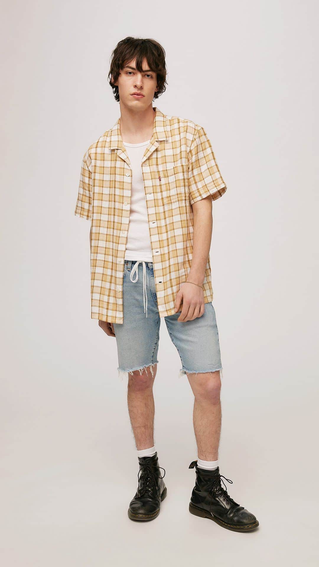 Levi’sのインスタグラム：「WHAT WE ❤️ RN: 412 Slim Shorts, our modern slim-but-not-skinny fit. Same look as our 501® Shorts, but juuust slimmer, and with a zip fly. Put them on and suddenly, everything looks a little better. Shop via stories + link in bio.」