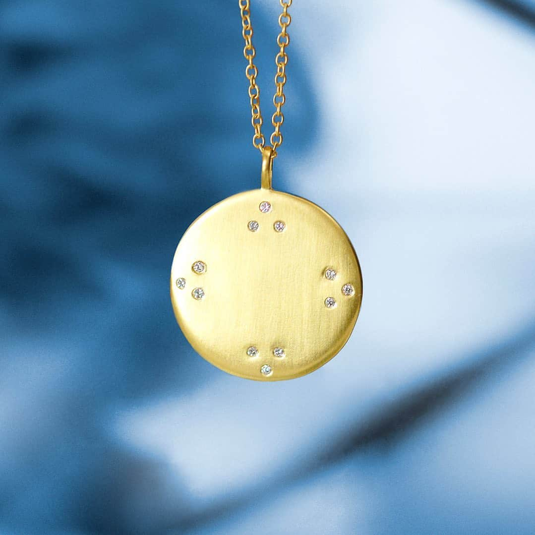 ミーアンドローのインスタグラム：「Treat yourself to our 18K gold symbolism pendants, hammered disc chains, cascading gold earrings, and sparkling diamond rings, all 30% off through Friday, June 30th.  #SummerSale #ShopourSale #Tibetan #mirror #pendant #18kgoldjewelry #jewelrydesign #handcraftedjewelry #madeinnyc #meandrojewelry」