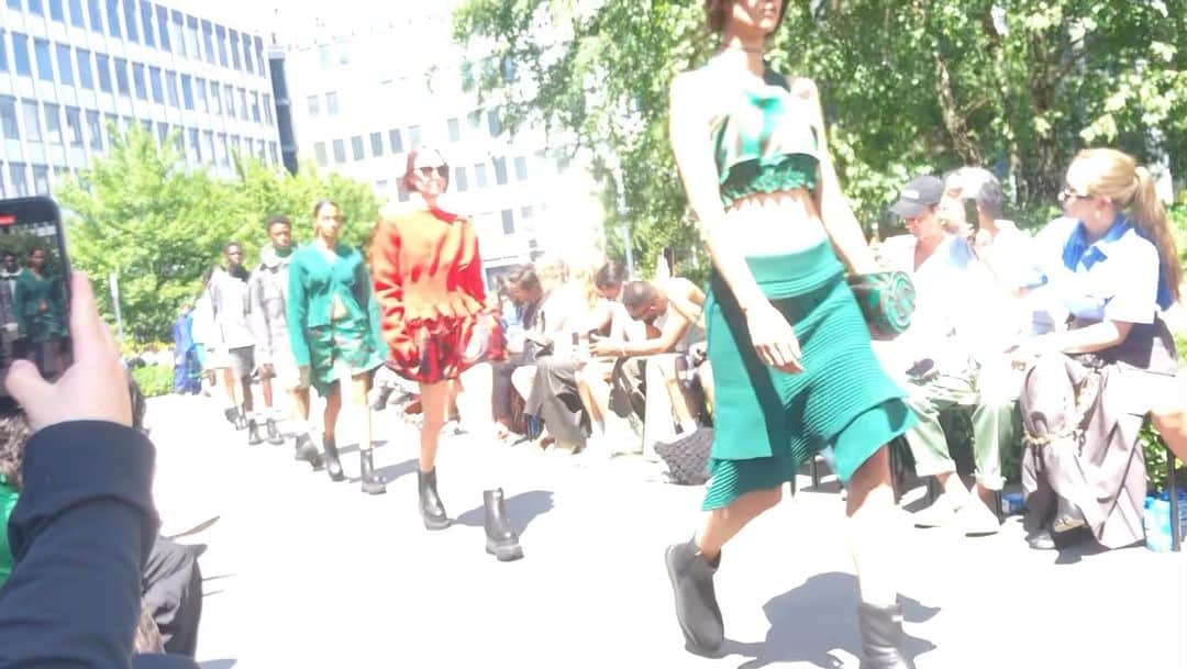 石塚啓次のインスタグラム：「最後はSacai！ 圧巻！素晴らしいショーありがとうございました！ 34℃のパリ以上熱いショーでした！ グレーのカーハートのJKT狙ってます！ @sacaiofficial  @daisukeg   #石塚啓次 #YouTube #宵宵祇園  #yoiyoigion  #ブエナビスタデポルテ #buenavistadeporte #バルセロナ」