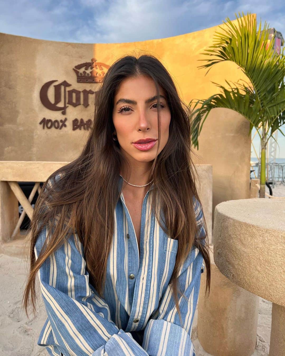 Rachel Apollonioのインスタグラム：「Um pouquinho desse final de semana tão especial com essa crew @coronabrasil ! Pensem o quanto tô feliz em trabalhar com o que amo, e com essa marca que transmite tudo que eu acredito e que nos reconecta ainda mais com a Natureza e os amigos 🤍  #ThisIsLiving #CoronaNaWSL #BebaComModeracao publi」