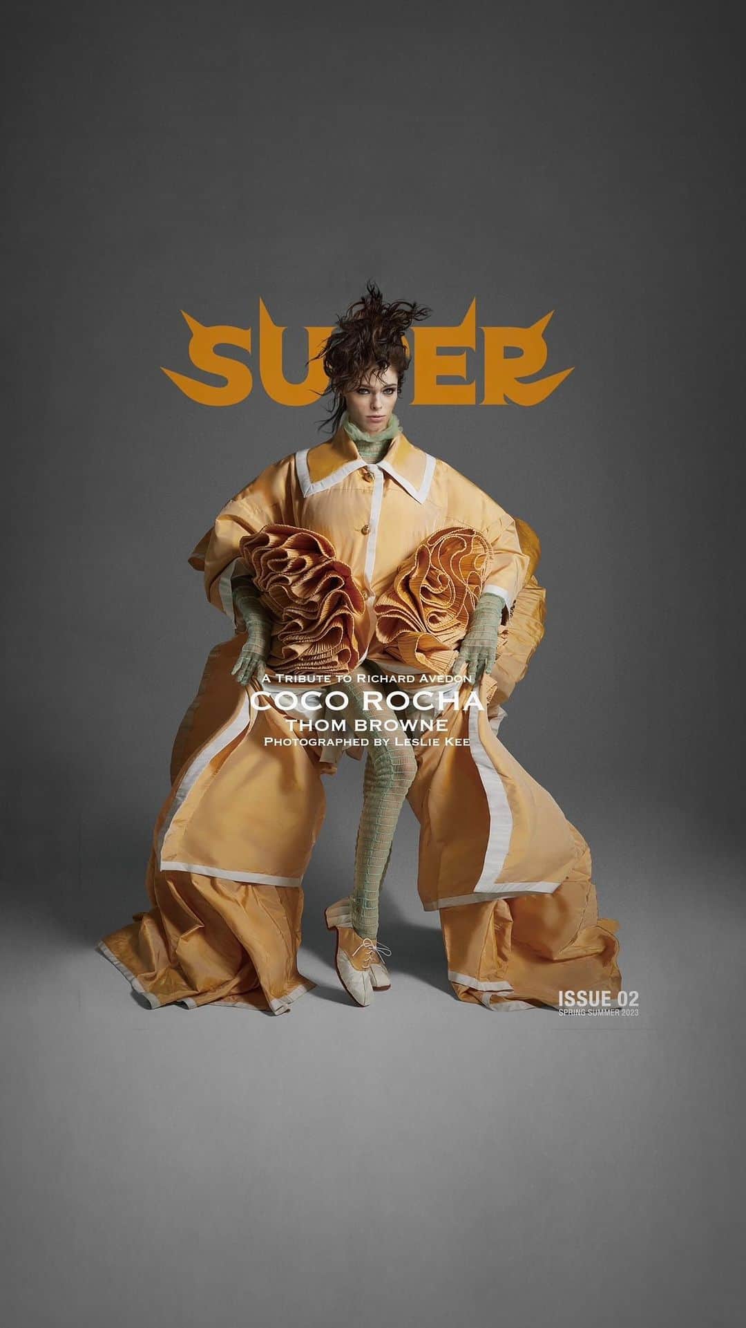ココ・ロシャのインスタグラム：「Summer Renaissance, indeed! Here’s a little BTS of my latest shoot for @supermagazinenyc 🖤 Its always a pleasure to shoot with @lesliekeesuper!  Styling: @seppetirabassi Makeup: @keikohiramotomakeup1 Hair: @shinarima  Super Magazine artwork & design by @yutanakajima_elm @shigerutheme @megsuzukitheme @enlightenment.1997 @eyesunnn」