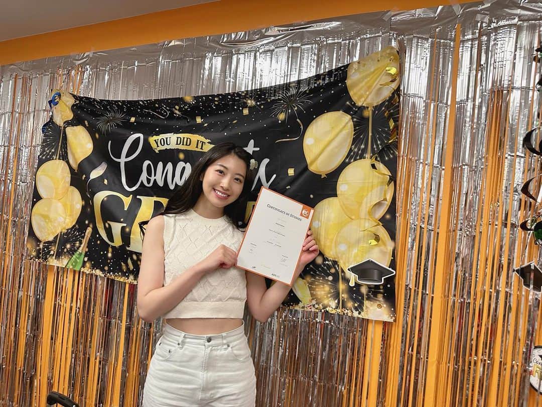 のインスタグラム：「I got a certification of studies!  @ec_vancouver 🎓✨  6/23(金)にECバンクーバー校の2週間の授業が終わり、学業証明書を受け取りました⭐️  音楽流れている中でマイクで名前呼ばれて授与されて写真撮って〜〜ってやりながらメイプルクッキー食べたりして友達にお別れを伝える時間☺️🍪🇨🇦  2週間だけだったけどバンクーバーが大好きになりました🩷また必ず行きたい場所！！！ . . . . そして昨日からはLAに来てます🇺🇸  もう降り立った瞬間から街の雰囲気が良くも悪くもロサンゼルス！！！って感じ😆👏  学校行ったり仕事したりレッスン受けたり人に会ったり、、、色んな予定がすでにあるので楽しみ🥹🥹🩷  ストーリー中心になるかと思いますが投稿していきますのでお付き合いください🙏 . . . . #ecenglish #バンクーバー留学 #語学学校 #留学生活 #留学生 #バンクーバー生活 #englishlearning #englishschool #バンクーバー #ecexperience」