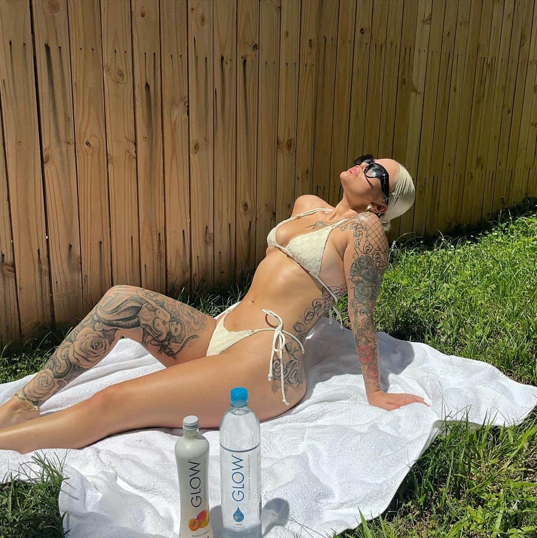 アミーナ・ブルーのインスタグラム：「I know how to get you wired , I inspired that ..   💦  @drinkglow」