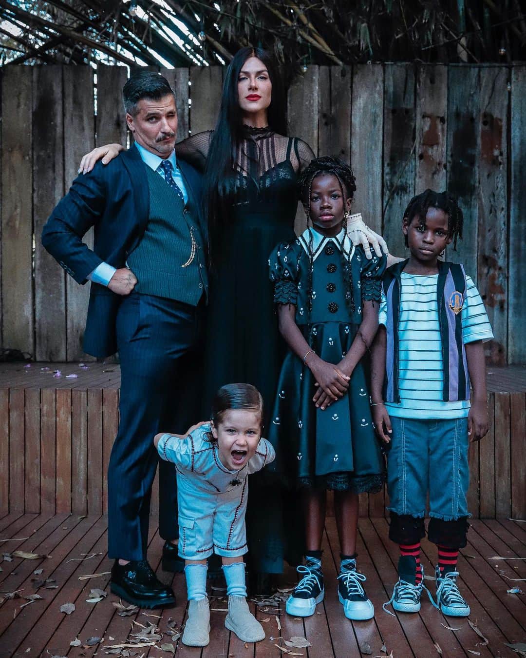 のインスタグラム：「À Família Addams tá chegando pra festa!!!! 🖤🖤🖤 #TítiAddams #TítiBday #FamiliaEwbankGagliasso   Lookinhos @le_infance  Styling @deborahewbank8888  Make @cleidearaujo / @bebella.coelho  Foto @alexsantanaphotographer」