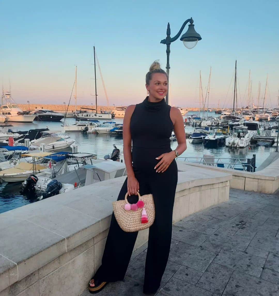 トニア・コーチのインスタグラム：「Just moored up for the evening.. I WISH 😏🚤」
