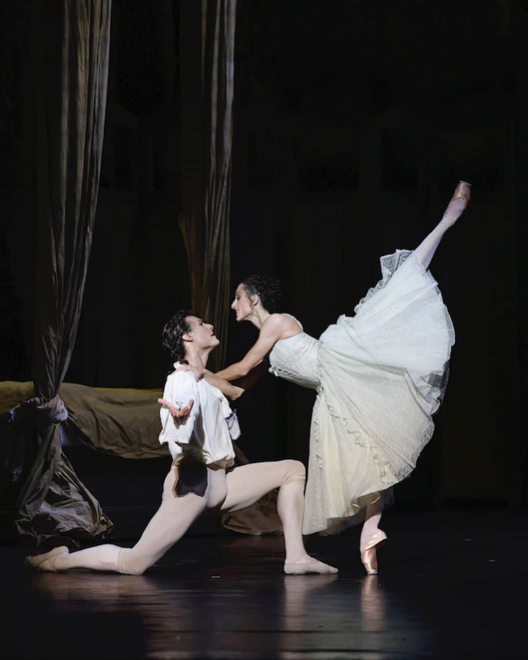 ドロテ・ジルベールのインスタグラム：「Le 4 juillet, je danserai L'histoire de Manon avec @humarchand . Photo de @svetlanaloboff . #manonballet #hugomarchand #kennethmacmillan #manonlescaut」