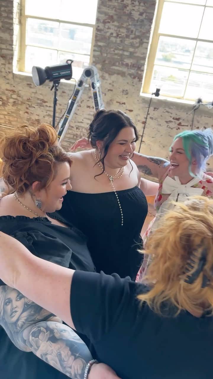 テス・ホリデーのインスタグラム：「It’s taken me a week to fully process how beautiful my FIRST Modeling+Self Love Photoshoot weekend was! I’ve been wanting do these for so long, & the universe brought everything together so beautifully!   Being on set hasn’t always been the best experience as a plus size person, & I love being able to provide a safe, fun & supportive space for y’all to express yourselves while I stand in the room like a Proud Mom lol   🥹 Modeling has given me so many gifts, & one of them is my love for mentoring & connecting with with y’all! Last weekend was full of love, laughter, community & let’s be honest bc it’s me: tears 🤣 lolll Make sure you go to✨TessHolliday.com✨ (or link in bio!) to register so you will be notified when we do our next workshop! Love y’all!」