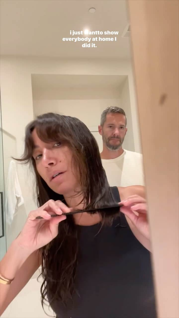 JEN ATKINのインスタグラム：「all the salons were booked so…🤷🏽‍♀️✂️ @mrmikerosenthal how did he do for his 1st time ever cutting hair?? Also side note I saw an IG ad w a cut that was my natural texture and cut this 20mins later-i just knew. Love when that happens.」