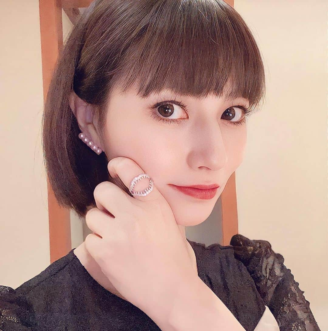 知華さんのインスタグラム写真 - (知華Instagram)「2023.06.26  近影。 最近、前髪サイドにエクステをつけていますが この写真だと分からない…！ 逆にエクステとは分からない位、自然であることが証明できるかな笑  この日はTASAKIの展示会でした。 私はずっと キャッツアイ（猫目のように石の中帯状の光が入ってるもの。勿論天然）が欲しいのですが この日も出会えず… いつか金目に出会いたい！#クリソベリルキャッツアイ   もう一つはピアス。 バランス（写真耳についてるもの）がお気に入りで、他にないかなぁと やっと今回#ベビーパール　（今、とても希少です）と出会えました。 届くのに時間はかかりますが楽しみです。  TASAKIのバランスは、定番ですが 私のバランスは桜色のパールで ダイヤ入り。 中々出会えない希少な色のデザインで とても気に入ってます。  今回はマイルーペを持参し 色が変わる#アレキサンドライト　をしっかり目に焼き付けてきました✨ TASAKIはパールだけでなく💎も質が良く、 いつも行くたびに 自然の美しさに心が洗われます。 一年で何回かの私の贅沢で、 ワクワクする日でした☺️   #TASAKI #タサキバランス#tasakibalance #diamondring #diamond #ダイヤモンド #pearljewelry #Pearl  #tasakidanger #💍 #宝石好き#jewelry #ジュエリー好き#パール好き #tokyo#japan #東京」6月26日 4時21分 - tomoca1204