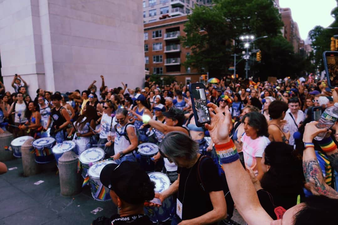 ケイト・ハリソンさんのインスタグラム写真 - (ケイト・ハリソンInstagram)「NYC Dyke March 🏳️‍🌈 What an amazing adventure with amazing people.」6月26日 4時30分 - thekateharrison