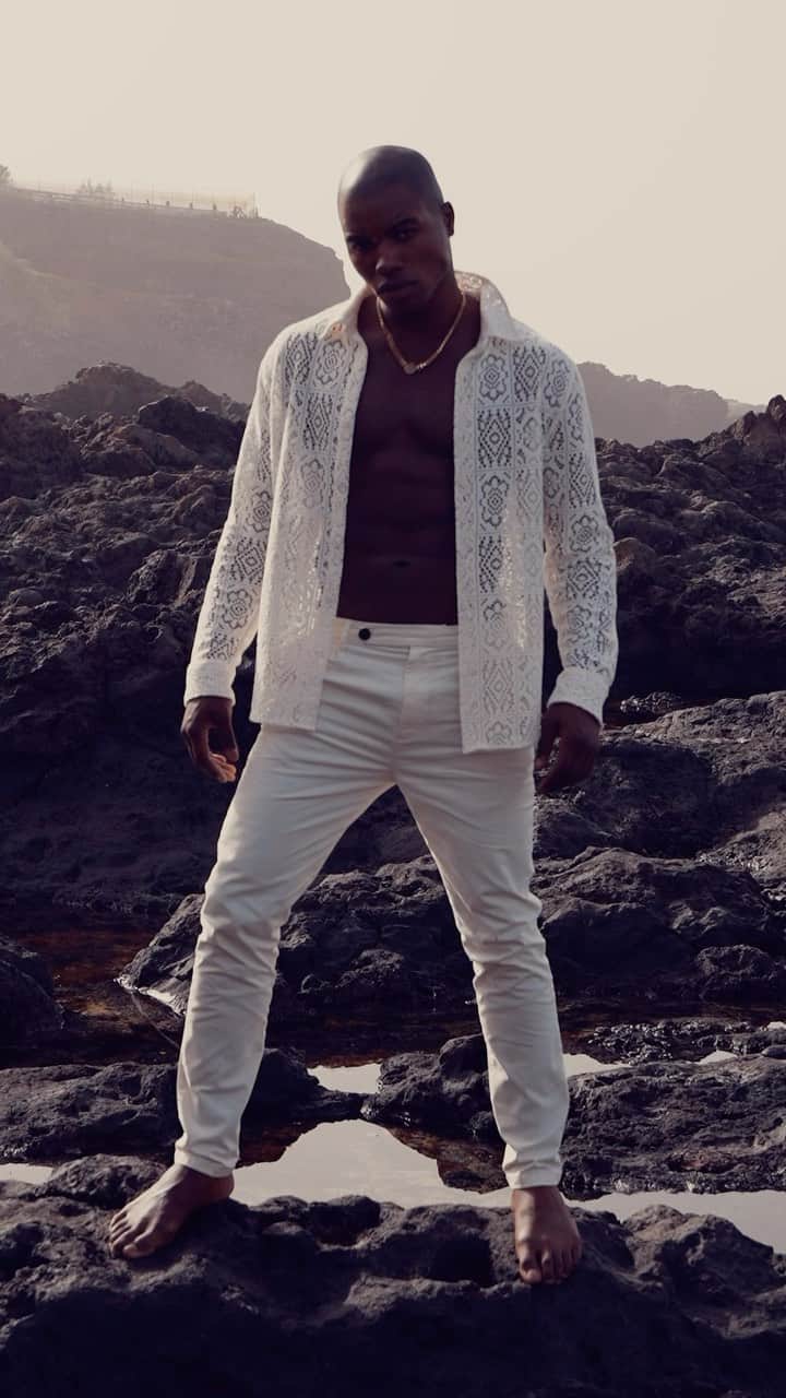 ゲスのインスタグラム：「Paradise is calling. #GUESSMens」