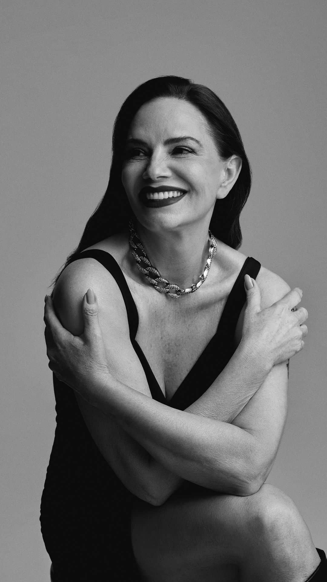 のインスタグラム：「“Querer mostrar minha pele para o mundo é também sobre mostrar quem realmente sou. Tenho muito respeito e orgulho por ela – é o órgão que cobre tudo o que tem dentro de mim e, por isso, merece muito carinho”, diz @luizabrunetoficial . Cuidar do corpo e celebrar a passagem do tempo: este é o convite feito por Eudora com La Piel Algas do Pacífico, nova linha de bodycare desenvolvida para cuidar de peles maduras, especialmente da região do colo e do pescoço. A entrevista completa com a modelo e todos os detalhes sobre os novos produtos estão em nosso site. #publicidade  Vídeo: @victorribeiros Edição de moda: @diego_jagun Beleza: @brazilrenata Manicure: @thaynadandara Produção executiva: @_isabelola Produção de moda: @thiiagotorres Assistente de beleza: @jubomfimju」