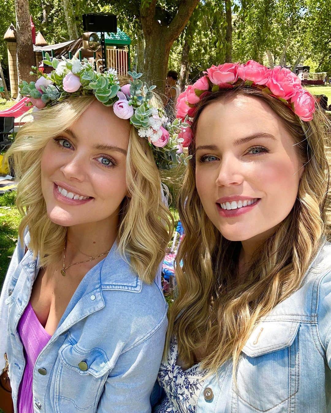 ヘレナ・マットソンのインスタグラム：「Swedish Midsummer in LA with @iamsofiamattsson 🌸🌸🌸」