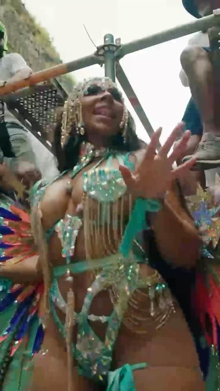アシャンティのインスタグラム：「I love & respect the culture … and I love touching the people… that’s the difference. @bermuda ❤️🌴🇧🇲💃🏽😝☀️ @carnivalinbermuda 🎥 @fliphd_life  @novamasintl  - NOVA Mas International @Alejandro_x_alejandro  - @Alejandrogomez  Makeup: @theresafrancine and Oneka @makeupofaces  Hair: Danielle @lacewigs_bda #GoToBermuda」
