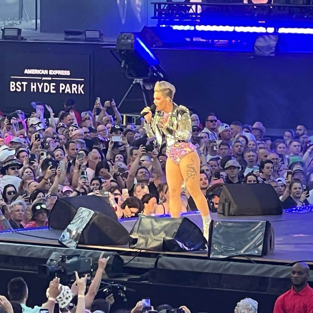 ヒュー・ジャックマンさんのインスタグラム写真 - (ヒュー・ジャックマンInstagram)「Awesome night in Hyde Park watching the phenomenal @pink! Her music, her power vocals and gravity defying acrobatics … epic. And a @greatestshowman mini reunion with my dear friend @visualprostitute Yesssss!」6月26日 6時11分 - thehughjackman