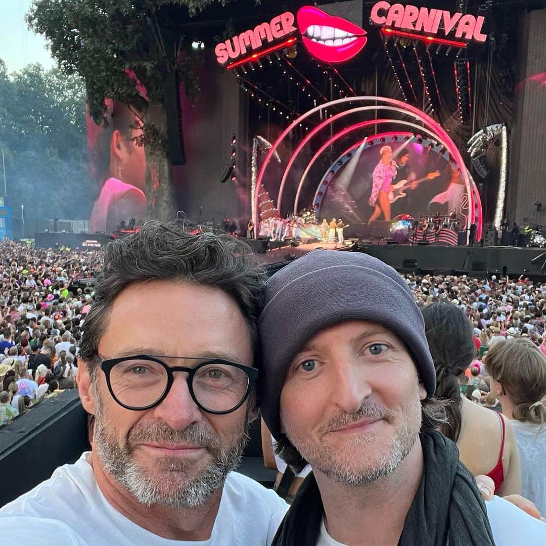 ヒュー・ジャックマンのインスタグラム：「Awesome night in Hyde Park watching the phenomenal @pink! Her music, her power vocals and gravity defying acrobatics … epic. And a @greatestshowman mini reunion with my dear friend @visualprostitute Yesssss!」