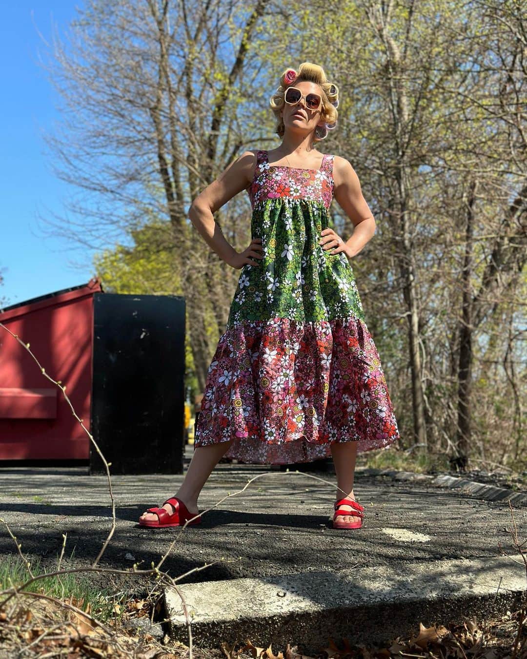 のインスタグラム：「My friend @busyphilipps is fierce and loyal and blunt and truthful and has both sharp edges but also so much softness… like good art does. she feels everything deeply and carries her emotion whole heartedly- and shares it freely. It is bold and brave. She will tell you when she likes something AND when she doesn’t and she will move mountains to love you if you need to be loved. She is hilarious and brilliant and she was born and thank goddess for it. You’re a force dear Busy. I love you. HAPPY BIRTHDAY. ❤️」