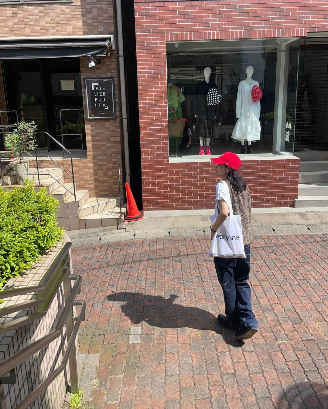 田中シェンさんのインスタグラム写真 - (田中シェンInstagram)「日々是好日 🌱  Tops #vintage @carboots_  T-shirts @uniqlo  Pants @levis  Shoes @clarksoriginals  Bag @everyone.tokyo  Cap @47   日曜日の代々木〜参宮橋散歩🚶🏻‍♀️ 歩いて20分くらいの距離感は 会話も弾んでちょうど良い🙆🏻‍♀️  #代々木上原駅  @nadoya.katte  本日一番目的地！木金土日しかやって ないとのことで日曜日に行って参りました。 バリスタのお姉さんが丁寧にコーヒーを 選んでくれて、エチオピアのジャスミンに決定☕️ カフェっていうか家を改築した店内は 田舎に遊びに来た居心地があります。 めっちゃGOODだったのだけど、👌マーク 撮り忘れるくらいリラックスしてしまった😌❗️  #参宮橋駅  @yose_tokyo 今一番のおしゃれスポットなのかな！っていうくらい 音楽もファッションもアートも楽しめて ドキドキしました！開店と共に行ったのだけど 日曜日だったからか、秒で店内は埋まり、 行列なってました。開店と同時がおすすめ。 京都の @subasoba のお蕎麦も楽しめて、 肉蕎麦にしたんだけど、気分はすき焼き...🥹💯 絶品御礼です！美味しかったー！  @vektorshop_tokyo  最近レコードプレーヤーとスピーカーを買いまして、 ファノイコライザーが必要ということを知り やっと配線もできて一枚目のレコードを探してます。 昭和歌謡にしようかと思ってみたけど やっぱり悩んじゃう！セレクション好きでした！  @graphpaper_official  寄の2階にあるアパレルショップ。かっこいい店内の 家具はオーダーメイドもできるらしい(友達情報) tシャツの2枚セットが色も形も組み合わせ自由で できるということで買ってみた！ 色はグレーにしたよ🩶形が綺麗だった！  @yose_tokyo has great #蕎麦 ！in the same building  They also have fashionable brand @graphpaper_official (mostly men’s clothes but that’s great bout it) @vektorshop_tokyo records are good selection too. Romantic old Japanese songs 🎧🎶 Add a pin to your google 📍!  #代々木上原カフェ #代々木上原カフェ巡り  #参宮橋グルメ #参宮橋カフェ #参宮橋ランチ  #寄 #代々木上原散歩 #東京さんぽ #東京観光スポット  #everyonetokyo #広島カープ女子  #シティガール #森林浴🌳 #森カフェ  #streetchicfashion #ベストコーデ  #graphpaper_tokyo #レコードショップ   #일본여행🇯🇵 #일본사람  #도쿄여행✈️ #도쿄맛집추천 #日本旅行🎌 #美食推薦👍🏻  #코디스타그램그램 #日本旅遊達人」6月26日 19時50分 - shen_tanaka