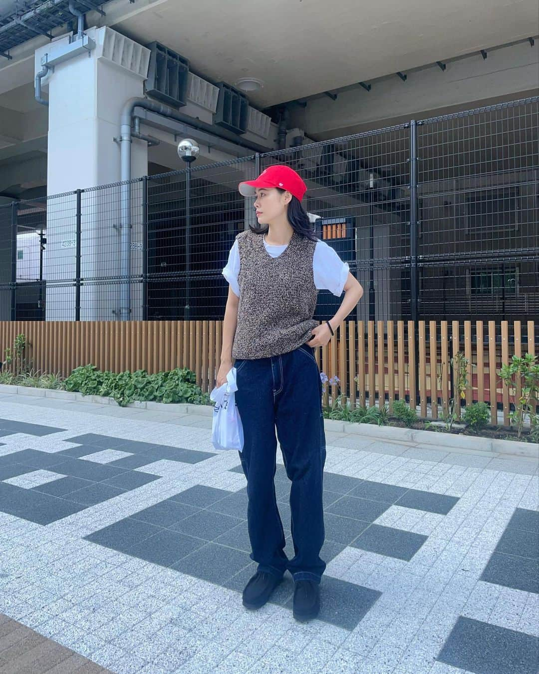 田中シェンさんのインスタグラム写真 - (田中シェンInstagram)「日々是好日 🌱  Tops #vintage @carboots_  T-shirts @uniqlo  Pants @levis  Shoes @clarksoriginals  Bag @everyone.tokyo  Cap @47   日曜日の代々木〜参宮橋散歩🚶🏻‍♀️ 歩いて20分くらいの距離感は 会話も弾んでちょうど良い🙆🏻‍♀️  #代々木上原駅  @nadoya.katte  本日一番目的地！木金土日しかやって ないとのことで日曜日に行って参りました。 バリスタのお姉さんが丁寧にコーヒーを 選んでくれて、エチオピアのジャスミンに決定☕️ カフェっていうか家を改築した店内は 田舎に遊びに来た居心地があります。 めっちゃGOODだったのだけど、👌マーク 撮り忘れるくらいリラックスしてしまった😌❗️  #参宮橋駅  @yose_tokyo 今一番のおしゃれスポットなのかな！っていうくらい 音楽もファッションもアートも楽しめて ドキドキしました！開店と共に行ったのだけど 日曜日だったからか、秒で店内は埋まり、 行列なってました。開店と同時がおすすめ。 京都の @subasoba のお蕎麦も楽しめて、 肉蕎麦にしたんだけど、気分はすき焼き...🥹💯 絶品御礼です！美味しかったー！  @vektorshop_tokyo  最近レコードプレーヤーとスピーカーを買いまして、 ファノイコライザーが必要ということを知り やっと配線もできて一枚目のレコードを探してます。 昭和歌謡にしようかと思ってみたけど やっぱり悩んじゃう！セレクション好きでした！  @graphpaper_official  寄の2階にあるアパレルショップ。かっこいい店内の 家具はオーダーメイドもできるらしい(友達情報) tシャツの2枚セットが色も形も組み合わせ自由で できるということで買ってみた！ 色はグレーにしたよ🩶形が綺麗だった！  @yose_tokyo has great #蕎麦 ！in the same building  They also have fashionable brand @graphpaper_official (mostly men’s clothes but that’s great bout it) @vektorshop_tokyo records are good selection too. Romantic old Japanese songs 🎧🎶 Add a pin to your google 📍!  #代々木上原カフェ #代々木上原カフェ巡り  #参宮橋グルメ #参宮橋カフェ #参宮橋ランチ  #寄 #代々木上原散歩 #東京さんぽ #東京観光スポット  #everyonetokyo #広島カープ女子  #シティガール #森林浴🌳 #森カフェ  #streetchicfashion #ベストコーデ  #graphpaper_tokyo #レコードショップ   #일본여행🇯🇵 #일본사람  #도쿄여행✈️ #도쿄맛집추천 #日本旅行🎌 #美食推薦👍🏻  #코디스타그램그램 #日本旅遊達人」6月26日 19時50分 - shen_tanaka