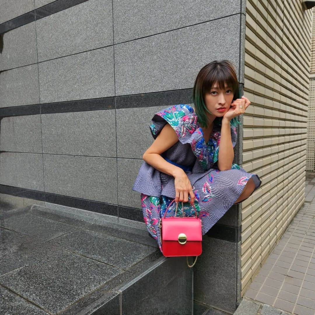 山田優さんのインスタグラム写真 - (山田優Instagram)「Chloe @chloe の 洗練されたディテールで スマートな美しさも 表現されている 新作バッグ“Penelope”♡  Pink＆Redの組み合わせが キュートで これからの時期にぴったり☆  ロングチェーンストラップも ついていて 肩がけもできて使いやすい♡  #chloe」6月26日 6時23分 - yu_yamada_
