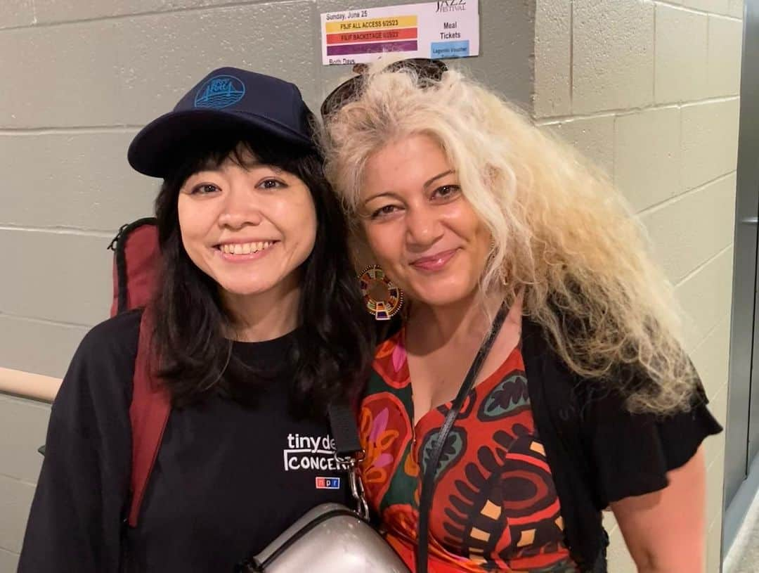 上原ひろみさんのインスタグラム写真 - (上原ひろみInstagram)「Played at Freihofer’s Saratoga jazz festival, always a beautiful crowd there. Thank you!   Plus there’s nothing better than bumping into your best friend on the road, @christinevaindirlis, tour manager of great Samara Joy, so proud of you always❤️」6月26日 6時36分 - hiromimusic