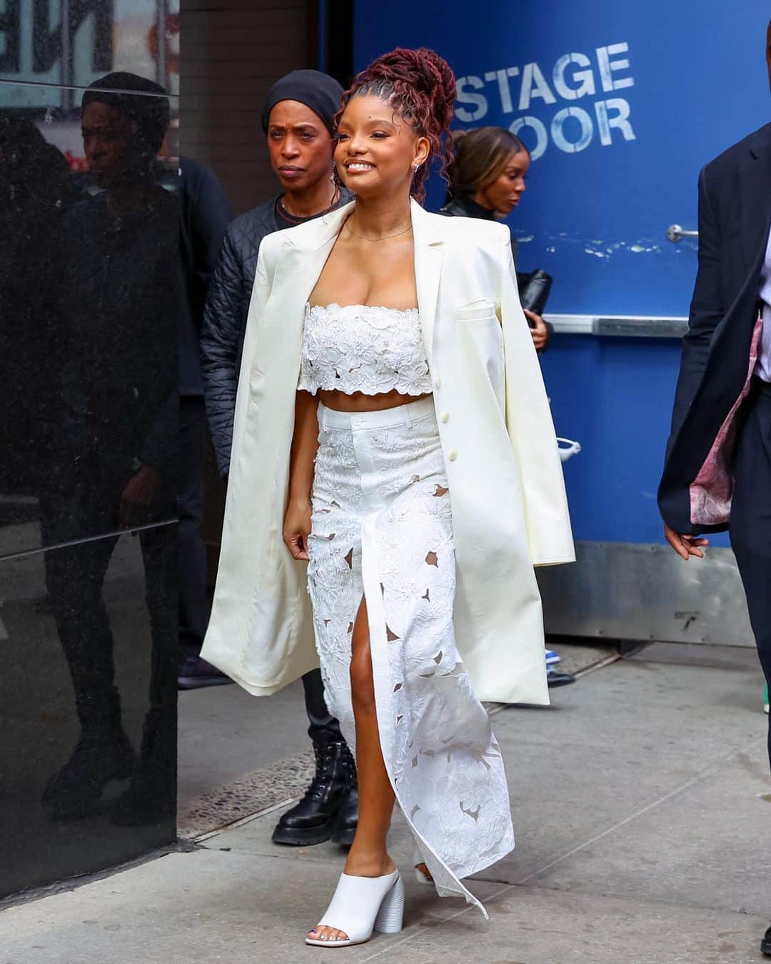 OFF-WHITE C/O VIRGIL ABLOHさんのインスタグラム写真 - (OFF-WHITE C/O VIRGIL ABLOHInstagram)「@hallebailey wearing the new Off-White™ ss23 “spring heels”, arriving at the “good morning america” show in New York City ~ photography c/o @ipa_agency」6月26日 6時34分 - off____white